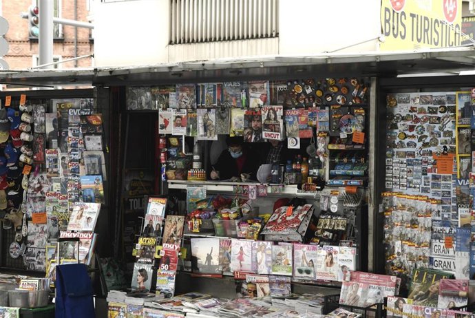 Un trabajador dentro de su quiosco que permanece abierto en el sexto día de confinamiento por coronavirus, siendo uno de los pocos establecimientos que tienen permitida su apertura durante el estado de alarma, en Madrid (España), a 20 de marzo de 2020.