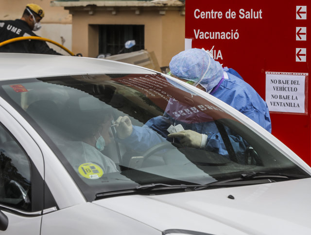 Toma de muestra a un sanitario en el Hospital de la Malvarrosa (València) para el test de Covid 19