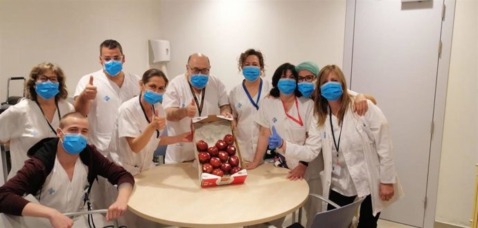 Poma de Girona reparte 300 kilos de manzanas a sanitarios de Girona, Figueres y Palamós