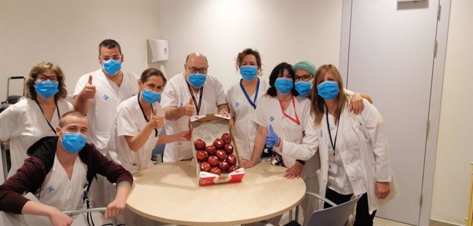 Poma de Girona reparteix 300 quilos de pomes a sanitaris de Girona, Figueres i Palamós
