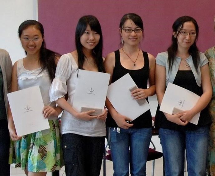 Zhao Mo, primera por la izquierda, con estudiantes de la UdL