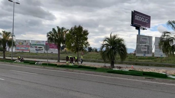 Trabajadores operando en rotondas, medianas y parques y jardines del municipio de Murcia