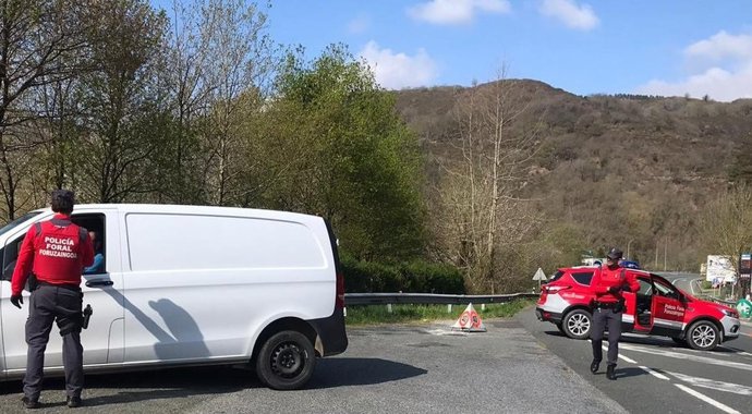 Agentes de la Policía Foral en el control en la carretera N-121-A en Bera.