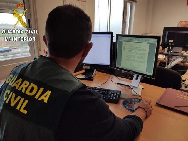 Un agente de la Guardia Civil trabajando