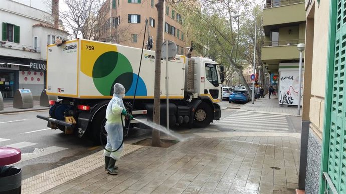 Limpieza y desinfección en las calles de Palma por el coronavirus.
