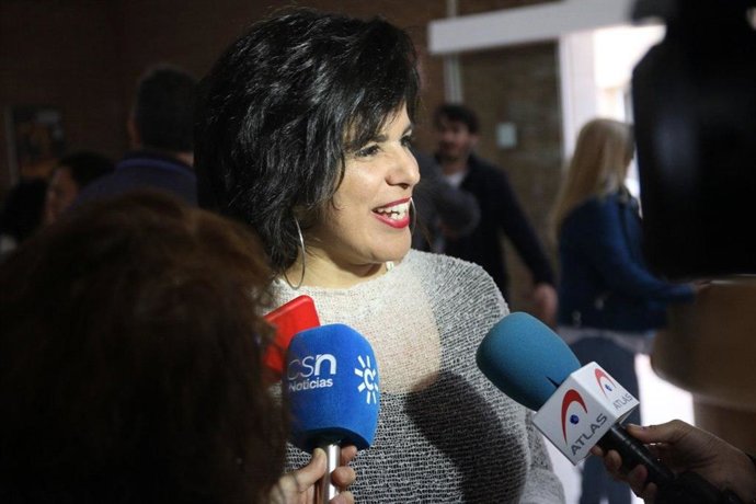 La presidenta del grupo parlamentario de Adelante Andalucía, Teresa Rodríguez, atiende a los medios de comunicación. Imagen de archivo.