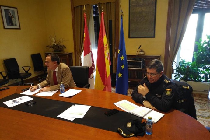 El subdelegado del Gobierno, Ángel Blanco; y el comisario de Zamora, Ubaldo de la Torre, en dependencias de la Subdelegación de Zamora.