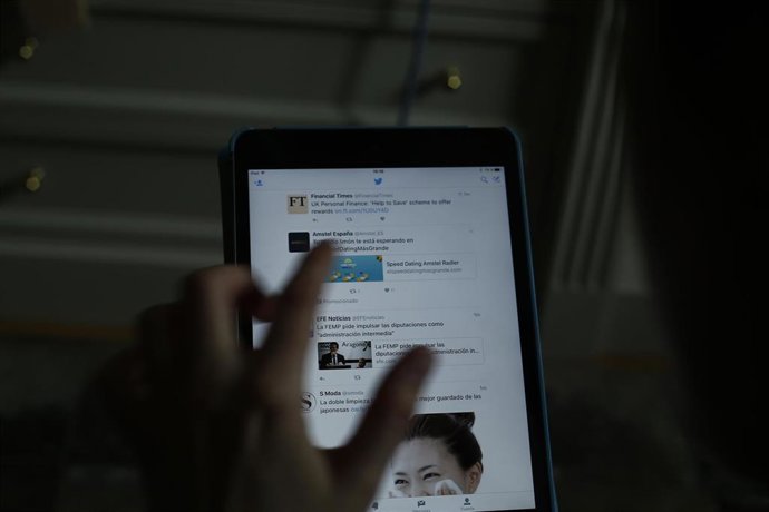 La exposición diaria a la luz azul puede acelerar el envejecimiento, incluso si no llega a los ojos