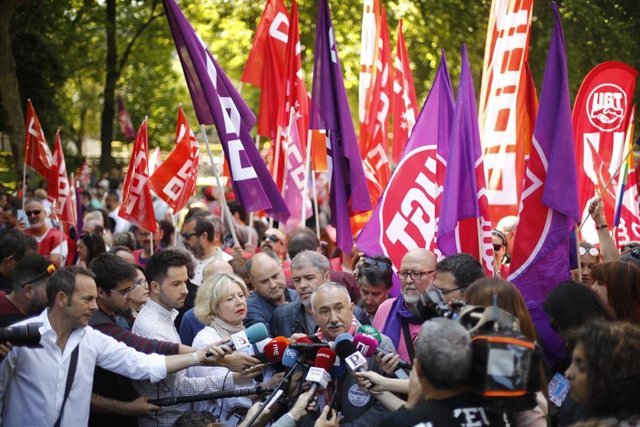 El secretario general de UGT, Pepe Álvarez, atiende a los medios previo a la manifestación por el 1 de mayo. 