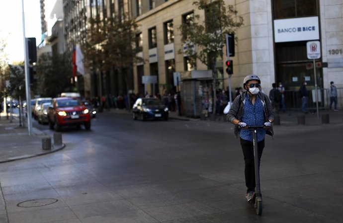 Una persona transita por Santiago de Chile con una  mascarilla para evitar la propagaci n del coronavirus