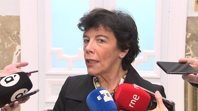 Celaá pide a la presidenta de Madrid que se lea la reforma educativa antes de llevarla al Tribunal Constitucional 