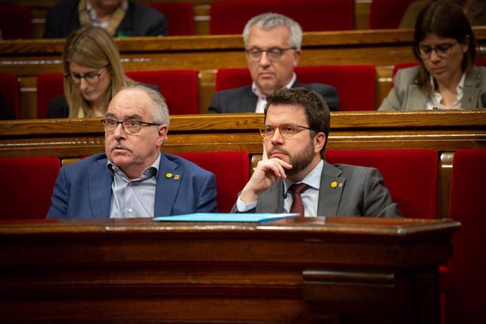 El conseller d'Educació, Josep Bargalló (izq) i el vicepresident de la Generalitat, Pere Aragons (dech), en una sessió plenria en el Parlament de Catalunya, a Barcelona /Catalunya (Espanya), a 11 de febrer de 2020.