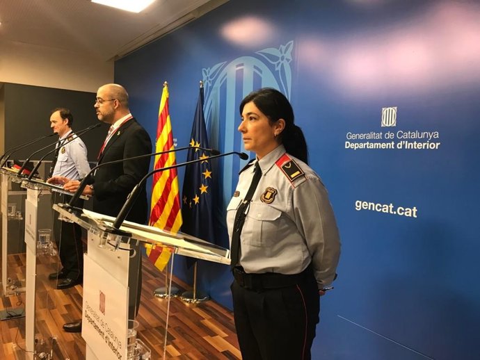 La inspectora de Mossos d'Esquadra Montserrat Escudé en rueda de prensa junto al conseller de Interior, Miquel Buch, y al comisario jefe de Mossos, Eduard Sallent.