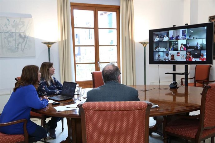 La presidenta del Govern, Francina Armengol, la consellera de Salud, Patricia Gómez, y el director del IbSalut, Juli Fuster, en videoconferencia con responsables de hospitales, atención primaria y 061 de Baleares.