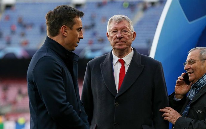 Gary Neville charlando con Sir Alex Ferguson en el Camp Nou antes del FC Barcelona-Manchester United de la Champions 2018-2019
