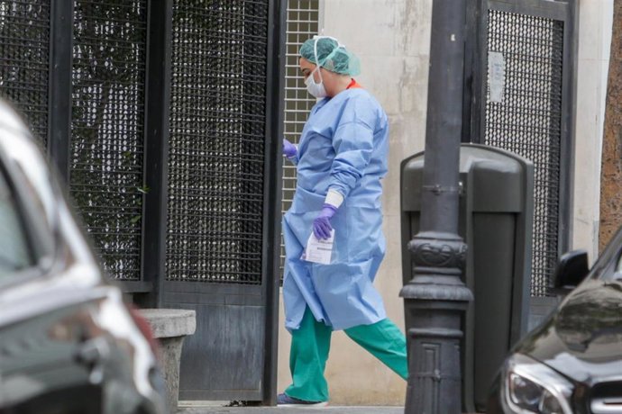 Una sanitaria protegida con guantes, mascarilla y gorro, en las inmediaciones del Hospital Gregorio Marañón de Madrid 