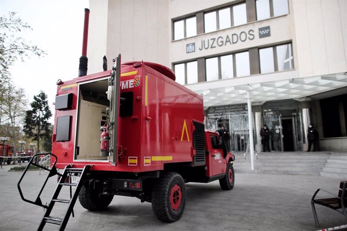 Un camión de militares de la UME situado en Plaza Castilla