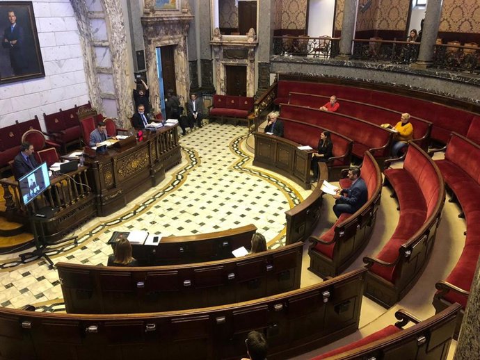 Imagen del pleno ordinario de marzo del Ayuntamiento de Valncia celebrado este jueves con medidas de seguridad frete al coronavirus y centrado en las iniciativas municipales para hacer frente a la pandemia y a sus consecuencias.