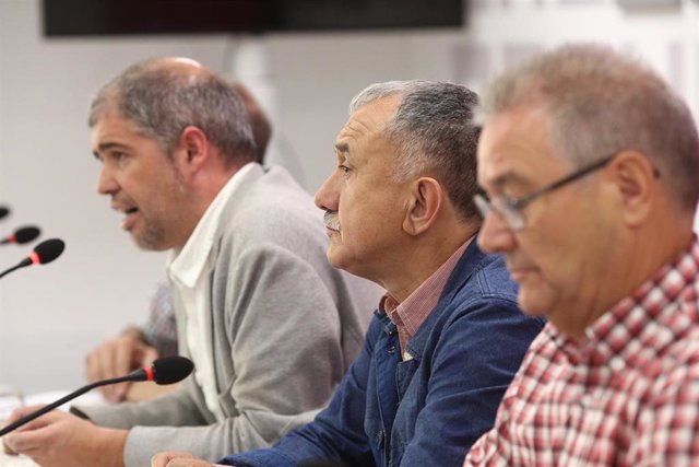 Los secretarios generales de CC.OO. y UGT, Unai Sordo y Pepe Álvarez, presentan los motivos y el recorrido de las marchas por pensiones dignas