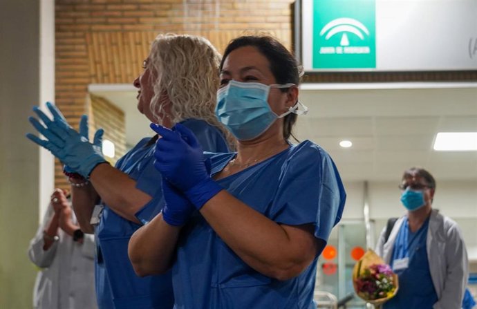 Personal sanitario del hospital Virgen del Rocio de Sevilla aplauden en la puerta de Urgencia del centro. Sevilla a 18 de marzo 2019