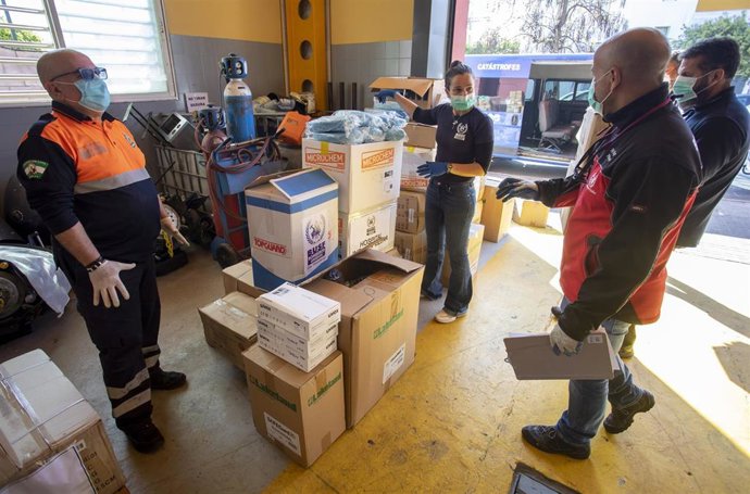 Imagen de la recogida del material que BUSF va a donar a los hospitales de Huelva
