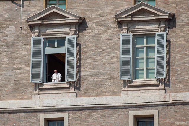 El Papa asomado a la Plaza de San Pedro en una foto de archivo
