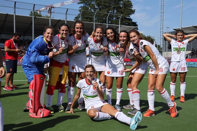 La selección española de hockey hierba, con su medalla de bronce en el Campeonato de Europa femenino.