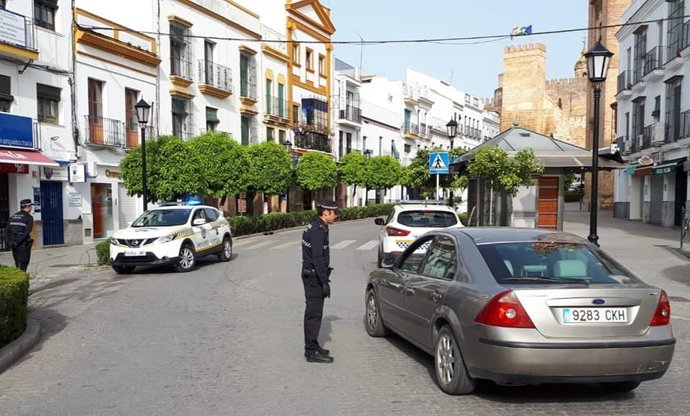 Agentes de Carmona supervisando el cumplimiento del estado de alarma