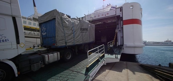 Embarque de un camión de mercancías en un ferry del puerto de Almería
