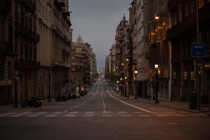 Via Laietana durant el primer dia laborable de la segona setmana des que es va decretar l'estat d'alarma al país a conseqüncia del coronavirus, a Barcelona/Catalunya (Espanya) a 23 de mar de 2020.