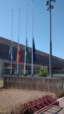 Las banderas ondean a media asta en todos los edificios oficiales de la Diputación de Málaga en señal de luto por las víctimas del coronavirus