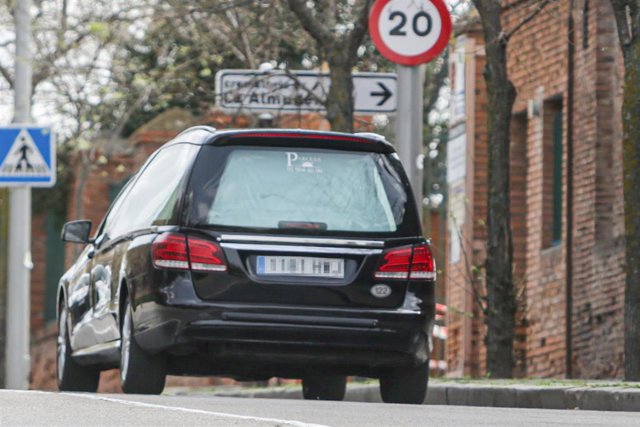 Imagen de archivo de un coche fúnebre en Madrid