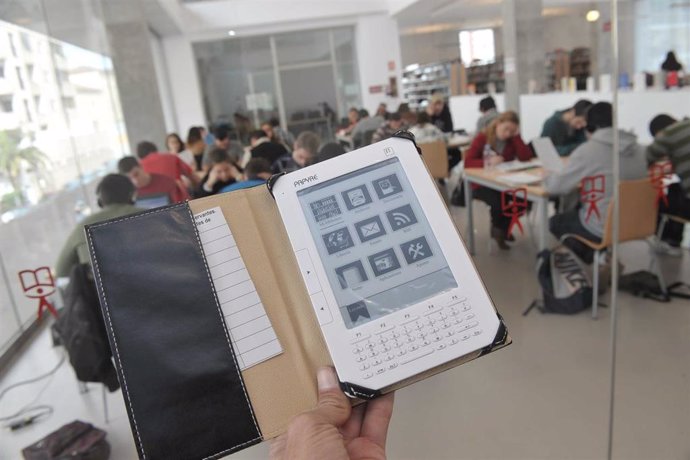 Un usuario usa un ebook en una biblioteca