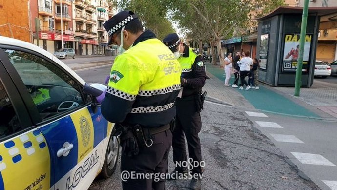 Imagen de archivo de policías locales de Sevilla durante el estado de alarma por el coronavirus