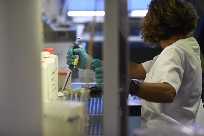 Una investigadora realiza un experimento en el Laboratorio Regional de Salud Pública de la Comunidad de Madrid