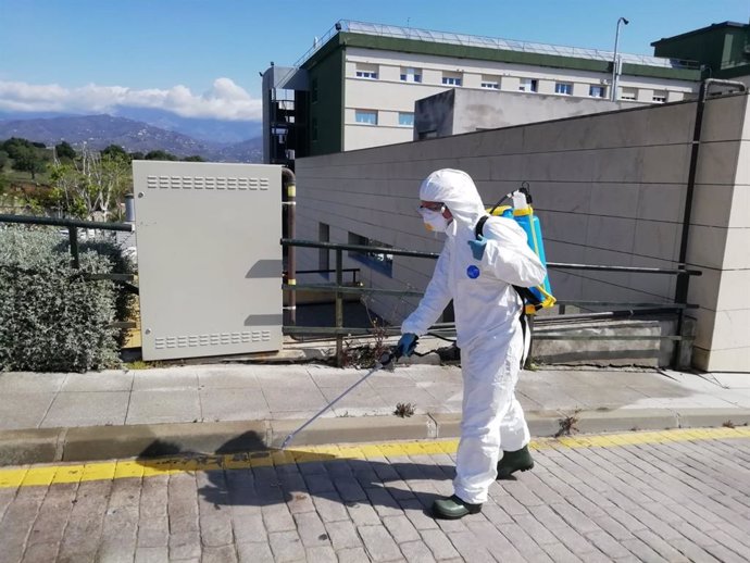 Bomberos pulverizan el exterior del Hospital de la Axarquía e instalan máquinas desinfectantes de ozono