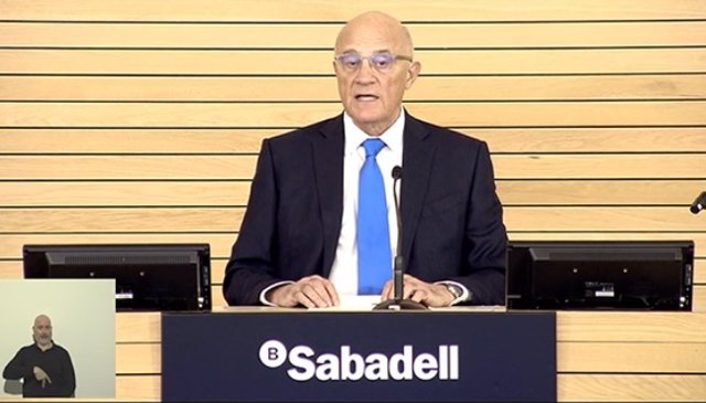 Imagen del presidente de Banco Sabadel, Josep Oliu, durante la retransmisión en streaming de la junta general de accionistas 2020 en Alicante.
