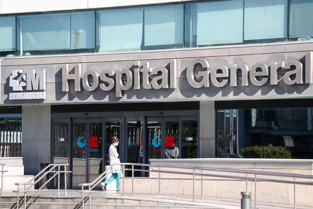 Una sanitaria protegida con mascarilla entra al Hospital La Paz, centro en cuyas dependencias se ha instalado una carpa que sirve como ampliación de las Urgencias del centro y donde se atiende a pacientes sospechosos de coronavirus, en Madrid (España) a 2