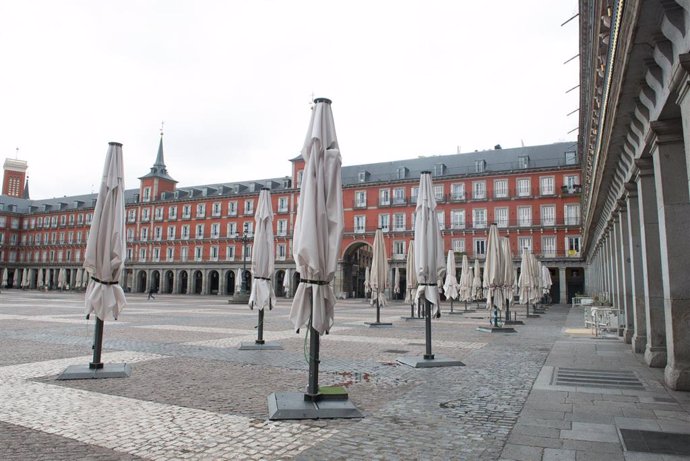 La céntrica Plaza Mayor de Madrid, vacía durante el estado de alarma decretado por el coronavirus