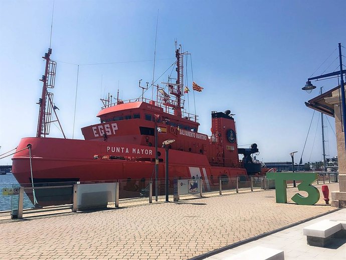 El barco de salvamento marítimo Punta Mayor atracado en el Puerto de Tarragona