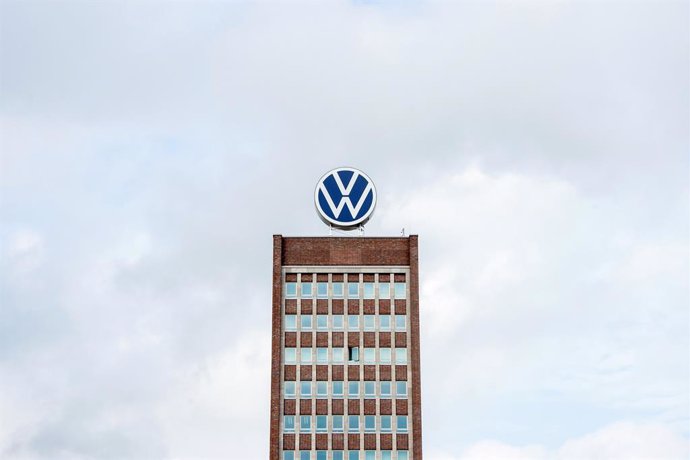 19 March 2020, Wolfsburg: The Volkswagen AG logo is on the head office building. The growing danger of infection and the drastic economic consequences of the coronavirus crisis will force Volkswagen to close its plants in Germany from Thursday evening. 