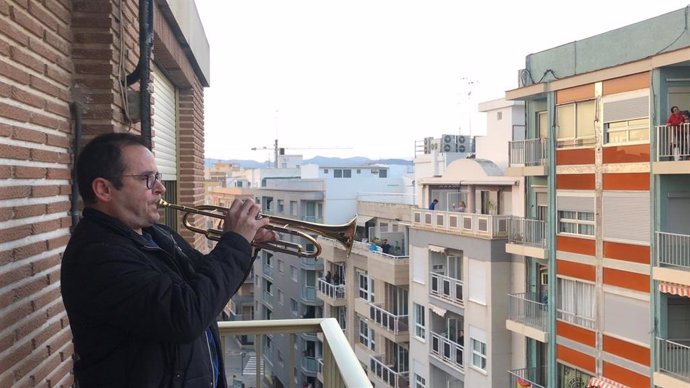 Un músico en un balcón de Llíria