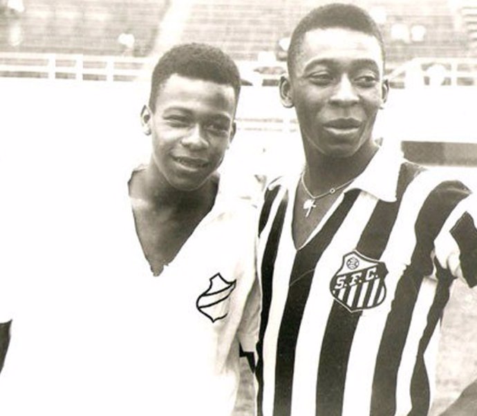 Jair Arantes do Nascimento con su hermano Pelé en el Santos