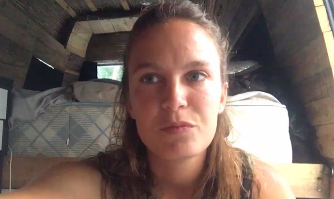 La joven valenciana narra en un vídeo su situación en Australia