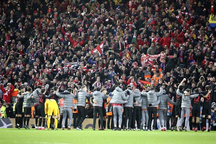 El Atlético de Madrid celebra con su afición el triunfo en Anfield