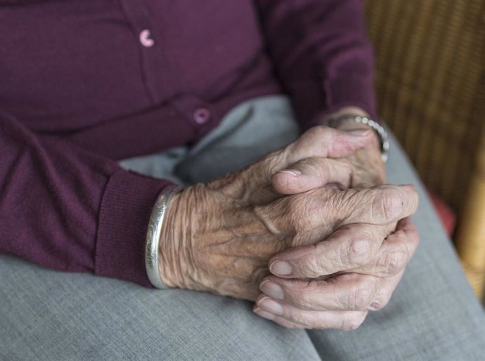 La enfermedad de Parkinson afecta a 1 de cada 100 personas mayores de 60 años. Sus causas son aún desconocidas.