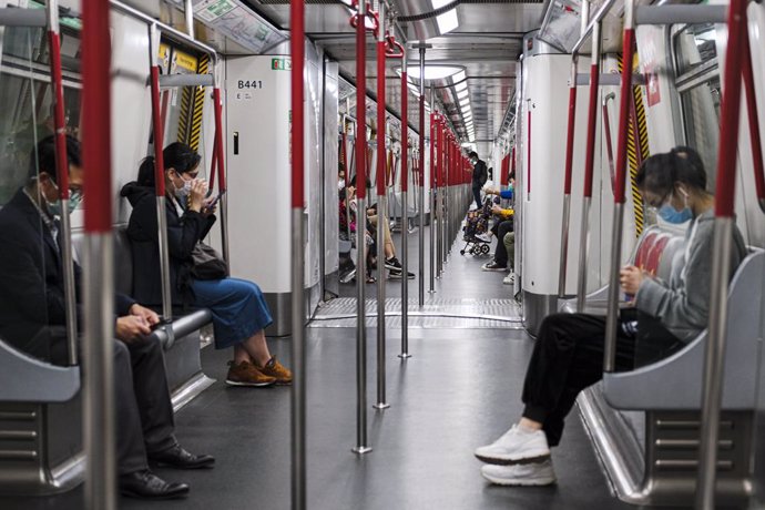 Passatgers del Metro de Hong Kong amb mascaretes per evitar contreure el coronavirus