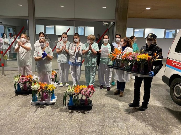 La Asociación de Floristas homenajea a sanitarios y policías con ramos de flores