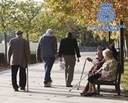Un grupo de personas mayores camina por la calle
