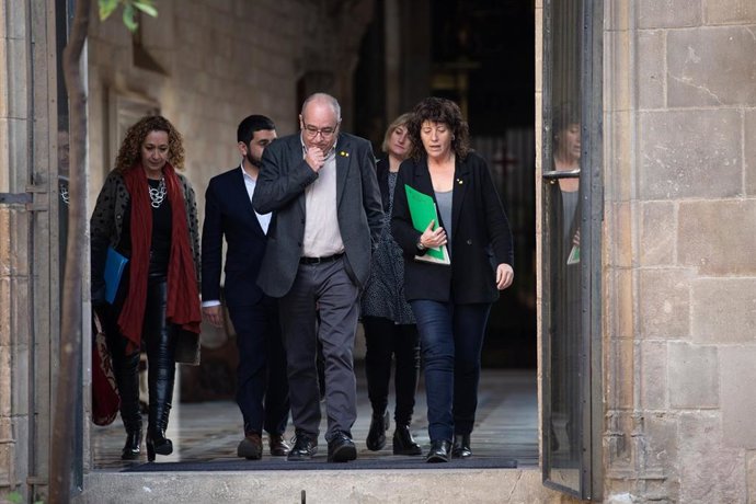 (I-D) La consellera de Justicia, Ester Capella; el conseller de Trabajo, Asuntos Sociales y Familia, Chakir el Homrani; el conseller de Educación, Josep Bargalló; la consellera de Salud, Alba Vergés; y la consellera de Agricultura, Teresa Jord, a su sa